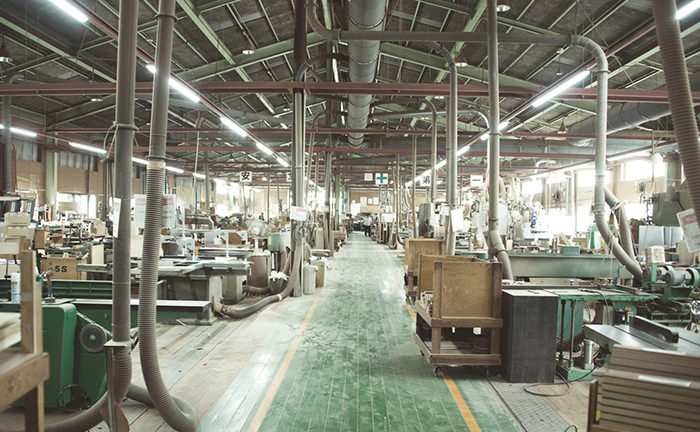 製造ラインと手仕事